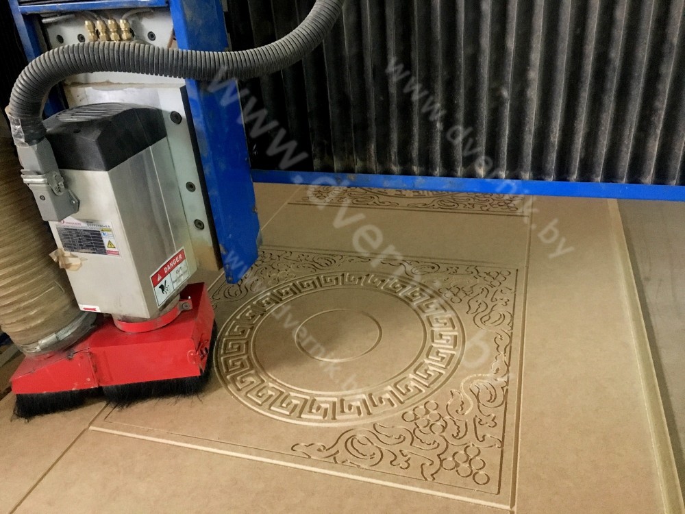 Фрезерно-гравировальный станок в работе